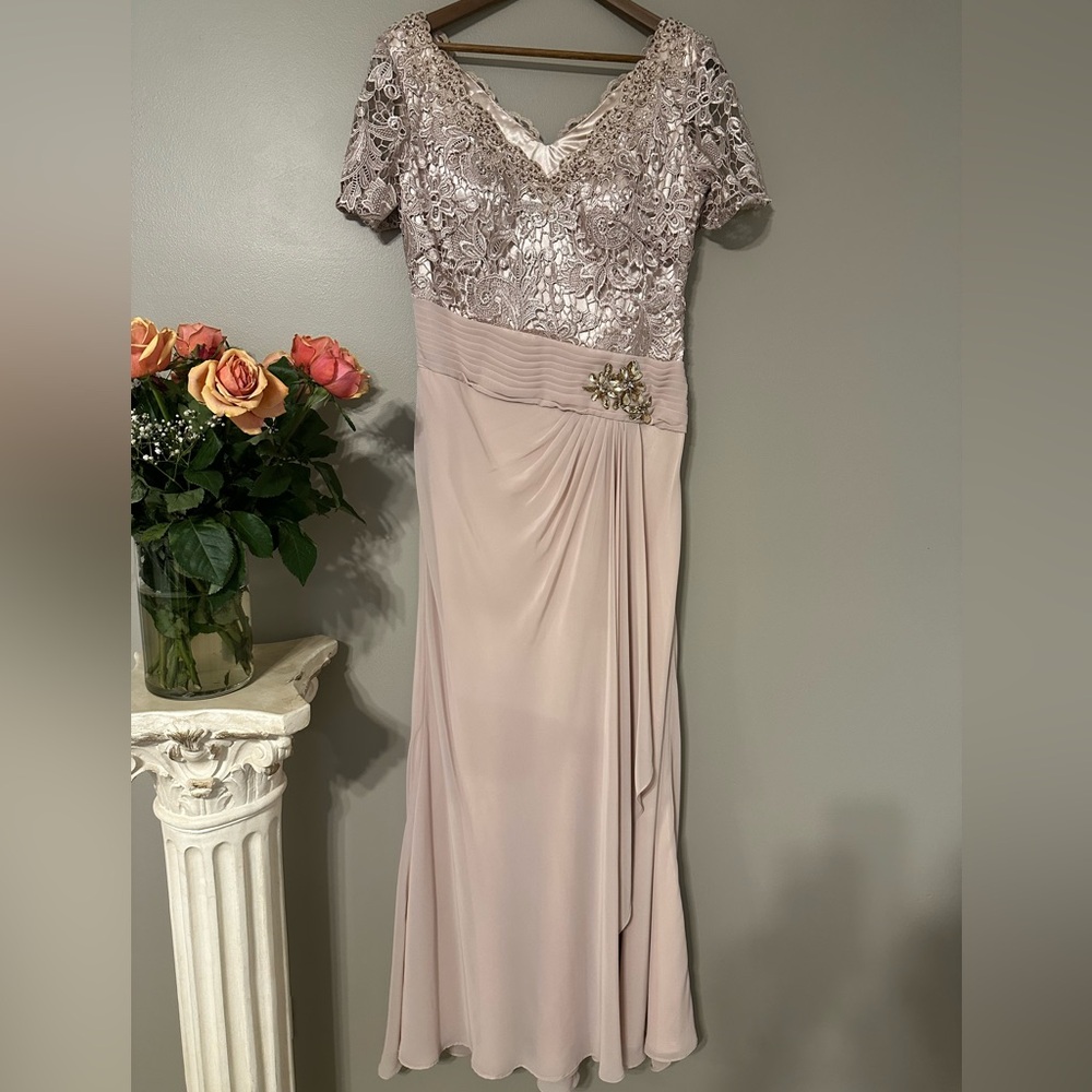 La vie Royal gown never worn!